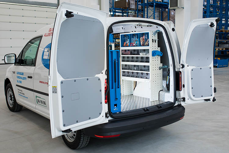 02 Cajoneras transparentes en una pequeña furgoneta equipada con Tecnove