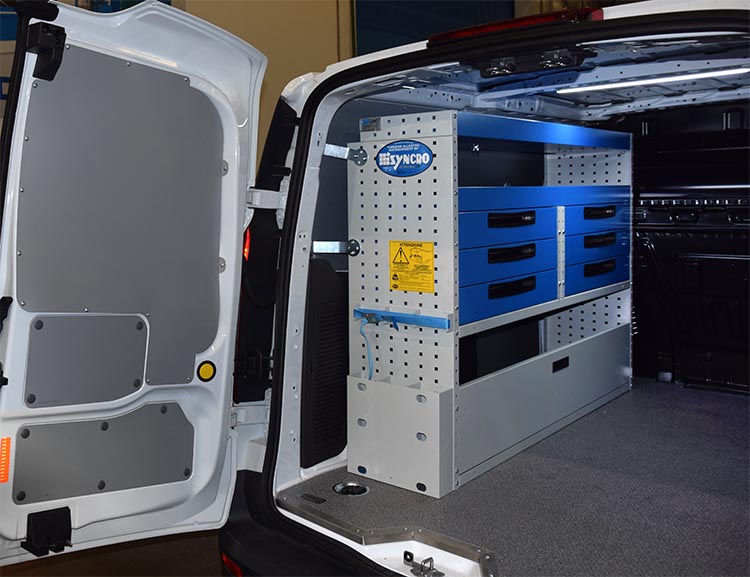 02 Conectar pared izquierda con compartimentos abiertos y con puerta cajón y accesorios Syncro Tecnove