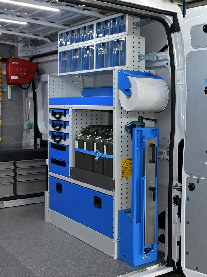 05 depósito en una furgoneta equipada con Tecnove