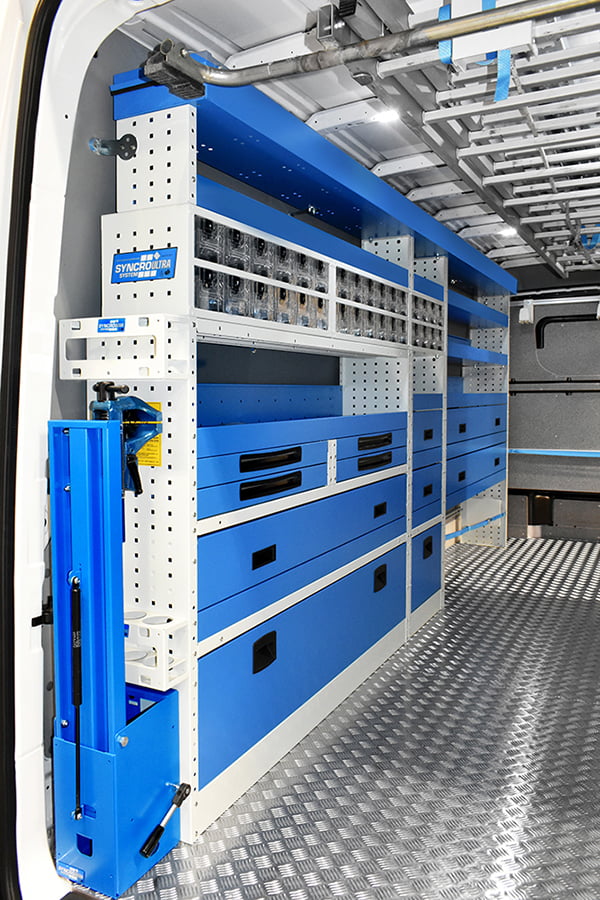 Pared 06 con puertas de cajones y armarios transparentes y sistema syncro Corredera basculante Tecnove