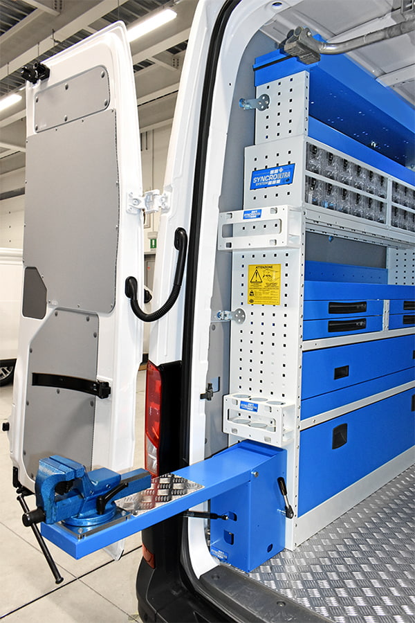 07 puerta trasera abierta en MAN TGE L4 H3 sistema syncro Tecnove